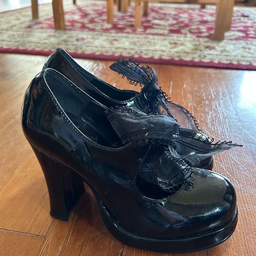 Y2K Hot Topic Black Patent Lace Bow Platform Pumps